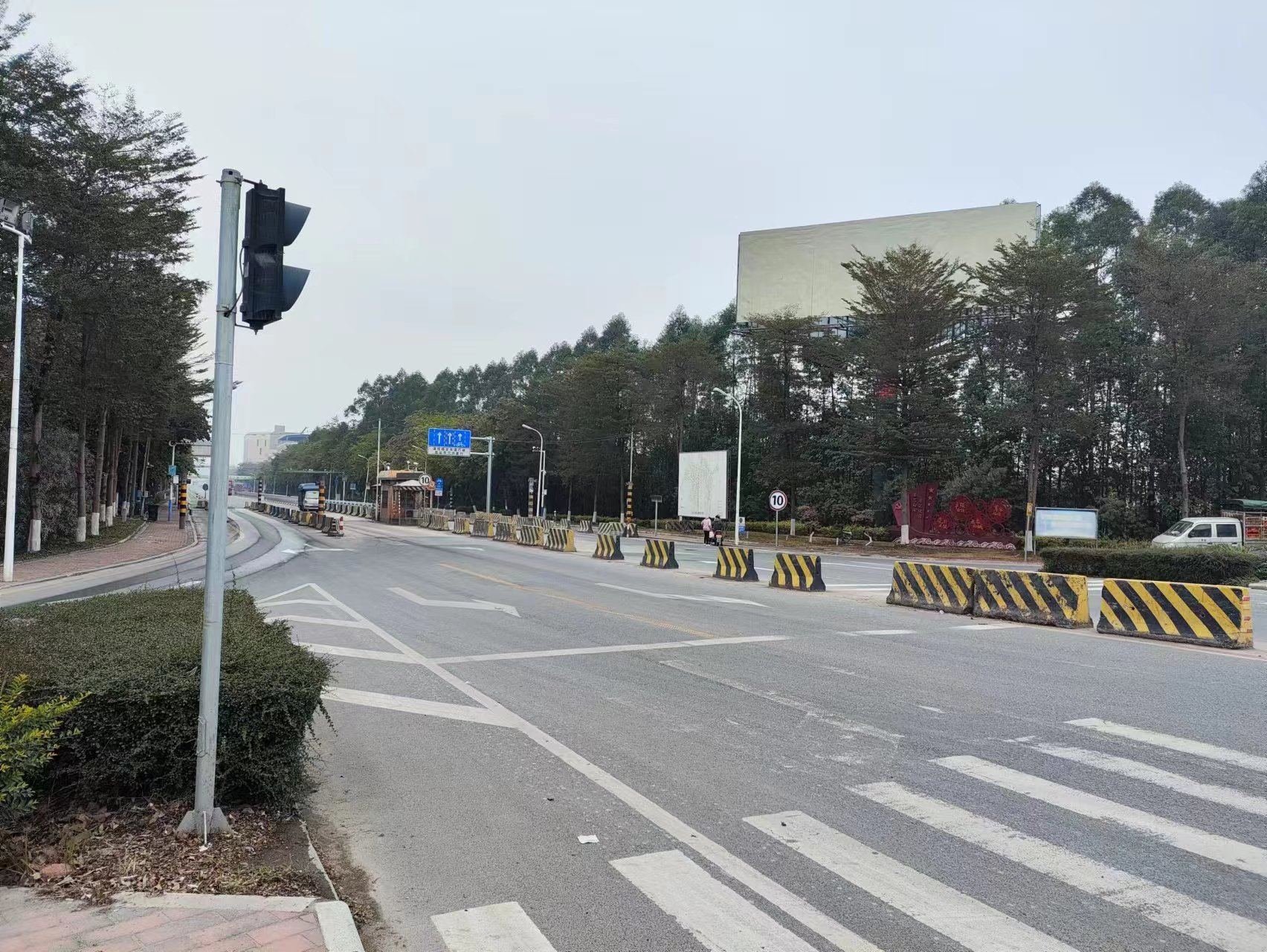 佛山市三水区大塘工业园开元路东出入口立式三面广告塔招租公告 